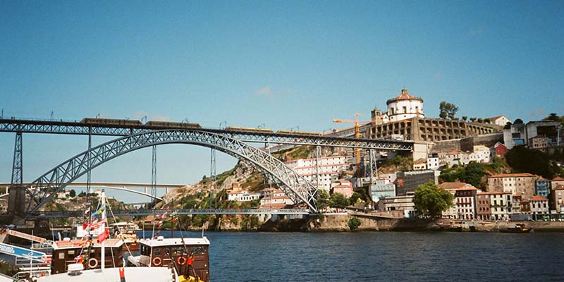 Een prachtig uitzicht over porto vanaf de Dom Luis I brug